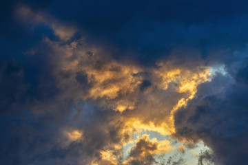 Hintergrund mit Wolke bei Dämmerung dramatisch mit Sonnenlicht