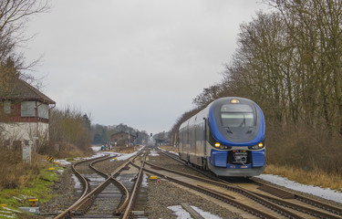 Szynobus wyjeżdża z miasteczka © Erap2