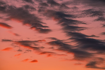Abendrot am Himmel außergewöhnlich wellig und glühend