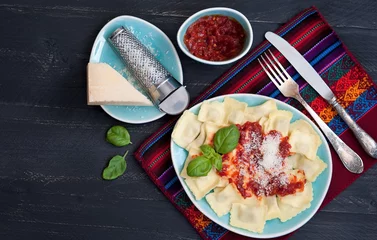 Foto auf Acrylglas Ravioli mit Tomatensauce und Parmesankäse © Inna