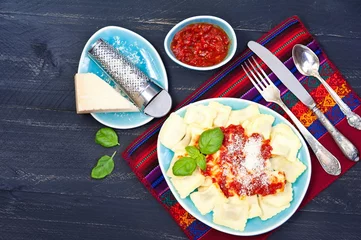 Foto auf Glas Ravioli mit Tomatensauce und Parmesankäse © Inna