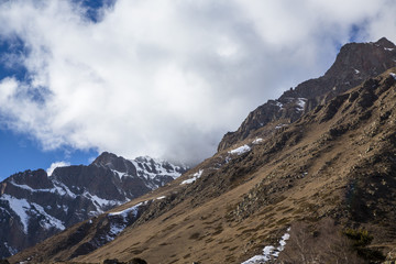 Горный пейзаж, Красивый вид на высокие скалы, живописное горное ущелье, вершины на фоне синего неба. Дикая природа Северного Кавказа, путешествие и туризм