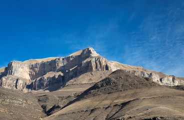 Горный пейзаж, Красивый вид на высокие скалы, живописное горное ущелье, вершины на фоне синего неба. Дикая природа Северного Кавказа, путешествие и туризм