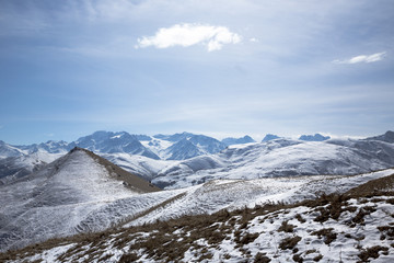 Горный пейзаж. Панорама, Красивые горы под облаками в живописном ущелье. Дикая природа Северного Кавказа