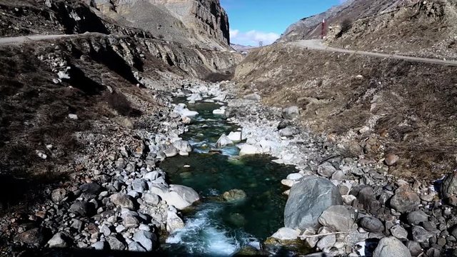 Горный пейзаж, Красивый вид на высокие скалы, живописное горное ущелье, вершины на фоне синего неба. Дикая природа Северного Кавказа, путешествие и туризм