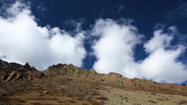 Горный пейзаж, Красивый вид на высокие скалы, живописное горное ущелье, вершины на фоне синего неба. Дикая природа Северного Кавказа, путешествие и туризм