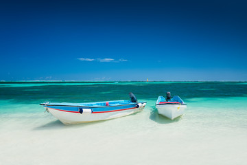 Naklejka premium Carribean sea and speed boat for trip adventure on the beach