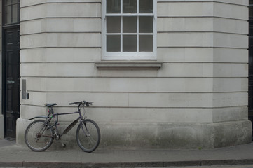 Fototapeta na wymiar Bike outside the bank