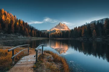 Poster Ochtendmening van Lago Antorno, Dolomieten, Meerberglandschap met Alpenpiek, Misurina, Cortina d& 39 Ampezzo, Italië © ValentinValkov