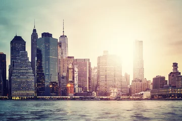 Poster De skyline van Manhattan bij zonsondergang, kleur getinte foto, New York City, Verenigde Staten. © MaciejBledowski