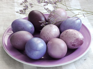 Ostereier in lila