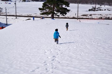 雪原を歩く子供たち