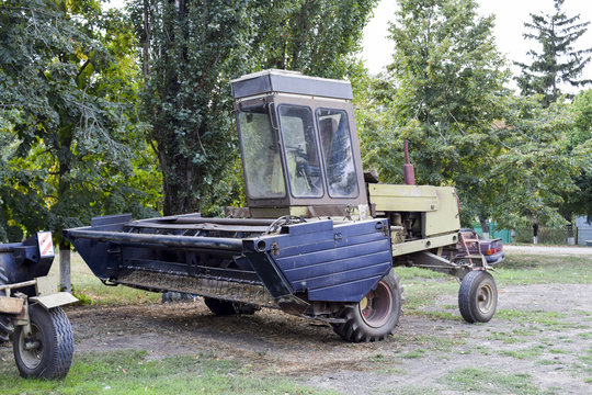 Forage harvesting means. The fork-lift truck.