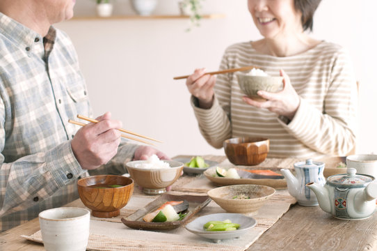 朝食を食べるシニア夫婦