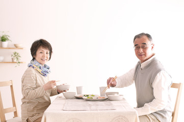 朝食を食べるシニア夫婦