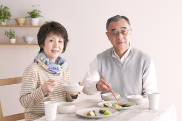 朝食を食べるシニア夫婦