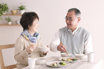 朝食を食べるシニア夫婦