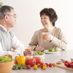 Obraz na płótnie Canvas 野菜中心の食事をするシニア夫婦