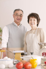 料理をするシニア夫婦