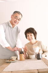 コーヒーをいれるシニア夫婦