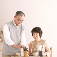コーヒーをいれるシニア夫婦