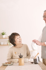 コーヒーをいれるシニア夫婦