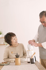 コーヒーをいれるシニア夫婦