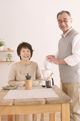 コーヒーをいれるシニア夫婦