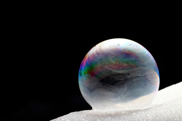 雪の上で凍り付いたシャボン玉
