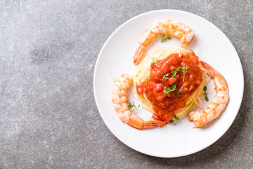 spaghetti with tomatoes sauce and shrimps