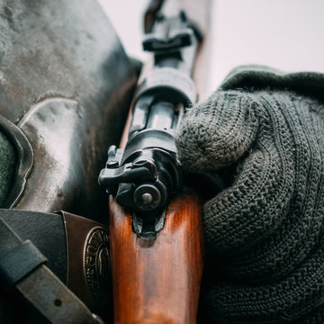 Rifle Mauser in the hands of a soldier