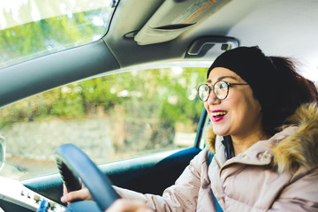 車の運転をしている女性