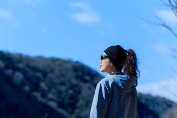 スポーティーな女性 アウトドア