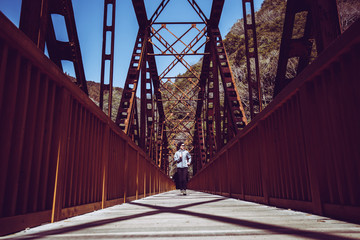 鉄橋でジョギングしている女性