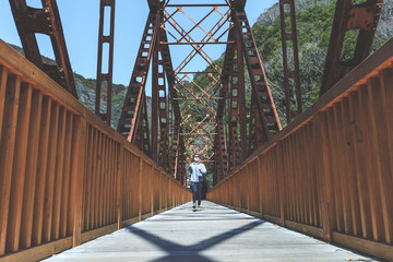 鉄橋でジョギングしている女性