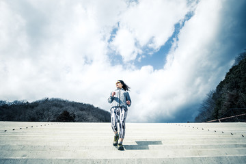 スポーティーな女性と空