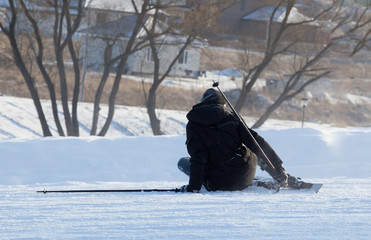 Fototapeta na wymiar the man on skis fell into the snow