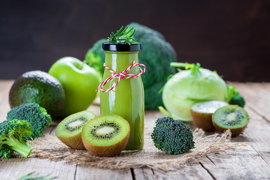 Smoothie aus Obst und Gemüse - Diät - Fasten - Detox