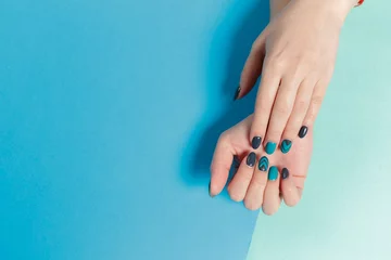 Rolgordijnen Stijlvolle trendy vrouwelijke manicure. © fotofabrika