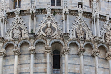 Fototapeta na wymiar ピサのサン・ジョヴァンニ洗礼堂