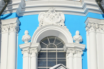 Санкт-Петербург. Смольный собор солнечным днем, элементы декора