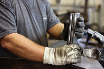 Arbeiter sortiert Metallmeissel in seiner Werkstatt
