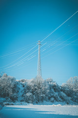 Torre de electricidad nevada