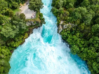Fototapeten Atemberaubende Weitwinkel-Drohne aus der Luft auf den Wasserfall Huka Falls in Wairakei in der Nähe des Lake Taupo in Neuseeland. Der Wasserfall ist Teil des Waikato River und eine wichtige Touristenattraktion. © Juergen Wallstabe