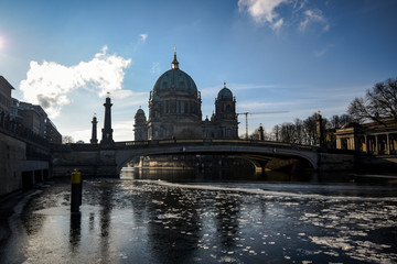 Obraz premium berlin cathedral at cold winter day