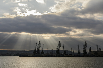Obraz premium Sunray over Varna port