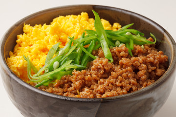 三色丼