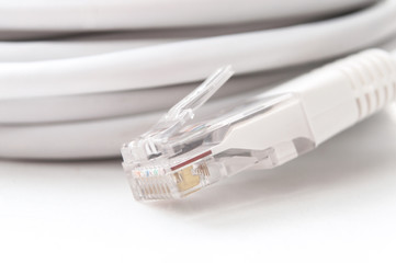 détail cable internet RJ 45 sur fond blanc 
