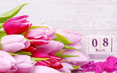 Frauentag, Grußkarte zum 8. März, rosa Tulpen und Kalender
