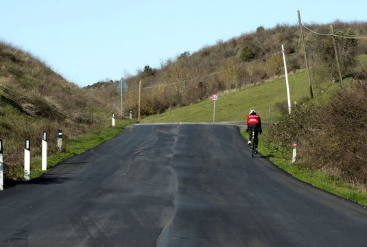 Ciclista amatoriale in collina
